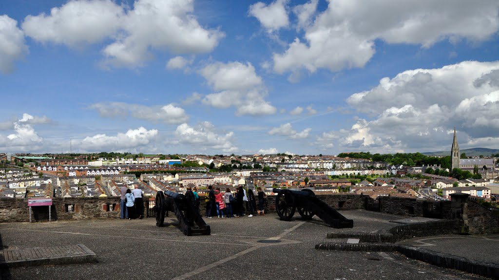 Northern Ireland. Derry~Londonderry. The Bogside, the canons and the church (St.Eugenes - RC), Лондондерри