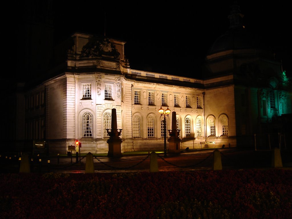Cardiff city hall at night, (Caerdydd, Cymru), Кардифф