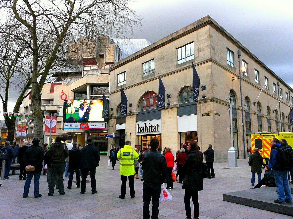Royaume-Uni, grand écran dans la rue pour le Rugby à Cardiff, Кардифф