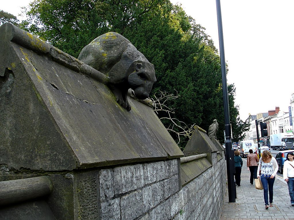 Animais nas muralhas do castelo de Cardiff, Кардифф