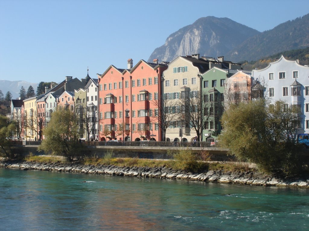 Palazzi del lungofiume Inn a Innsbruck - Austria, Инсбрук