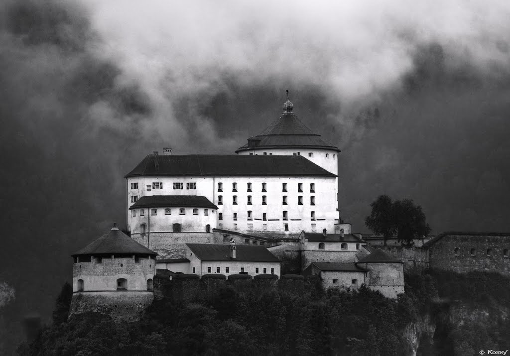 Nebel zieht auf über der Festung Kufstein by © Ƙonnƴ, Куфштайн