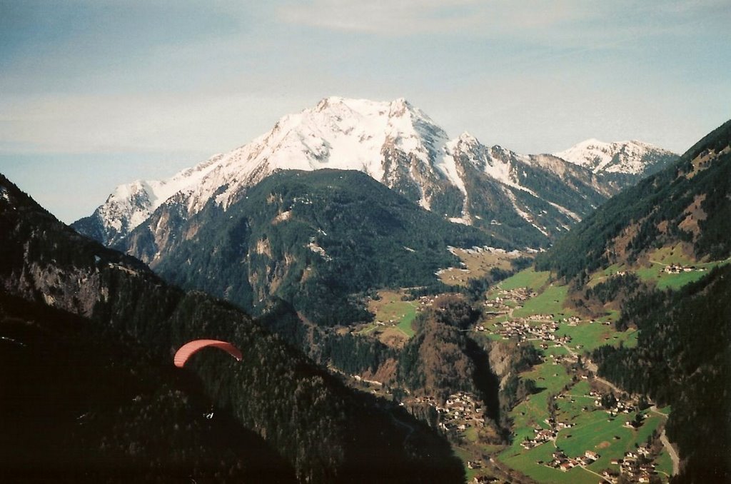 Me Paragliding above Mayrhofen Austria, Майрхофен