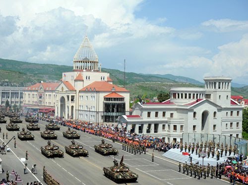 Военный парад в Степанакерте (в честь 20-летнего юбилея освобождения Шуши и формирования Армии обороны НКР, а также 67-ой годовщины победы в Великой Отечественной войне), 9 мая 2012 г., Степанокерт