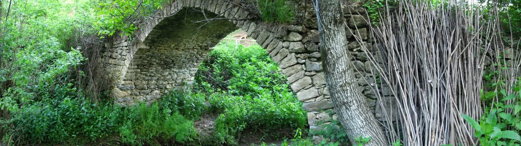 Нагорно-Карабахская республика. Каменный мост XVII века в деревне Аветараноц (Чанахчи), Варташен