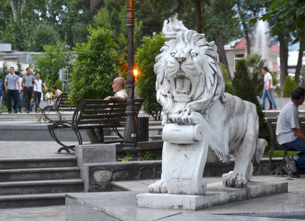 Lion statue in Bakhtiyar Vahabzade Park, Шеки