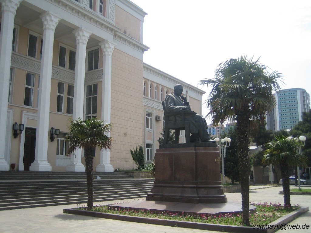 27.05.2007 Bakı, Üzeyir Hacıbəhovun Musiqi Akademiyasının qarşısında heykəli, Баку
