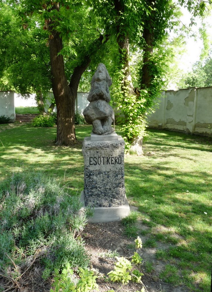 "Esőkérő" szobor a játékmúzeumban - Kecskemét, Кечкемет
