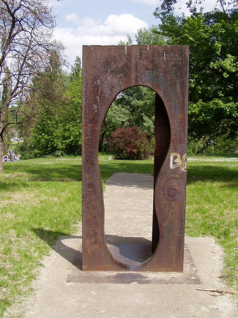 A szobor címe: Időbejárat - alkotó: Galántai György, Дунауйварош