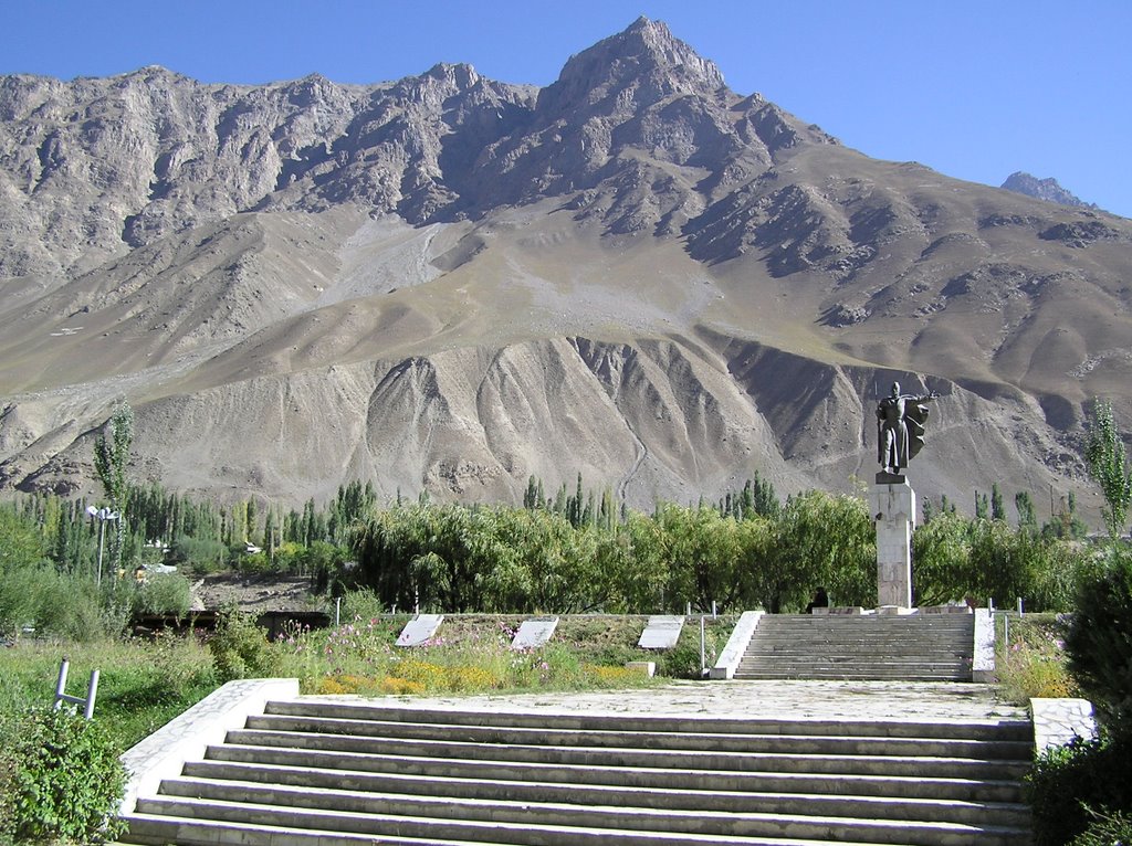 Monument of unknown Soldier pointing towards Afghanistan seen from the South, Хорог
