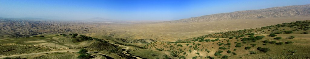 View of the valley of the river Yahsu from Tashrobot Pass. Khatlon, Tajikistan., Дангара