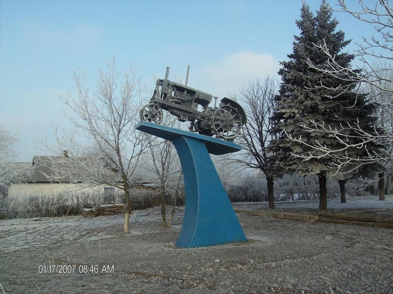 Monumental traktor in Komysh-Zoria (camera facing North from exact position), Куйбышевский
