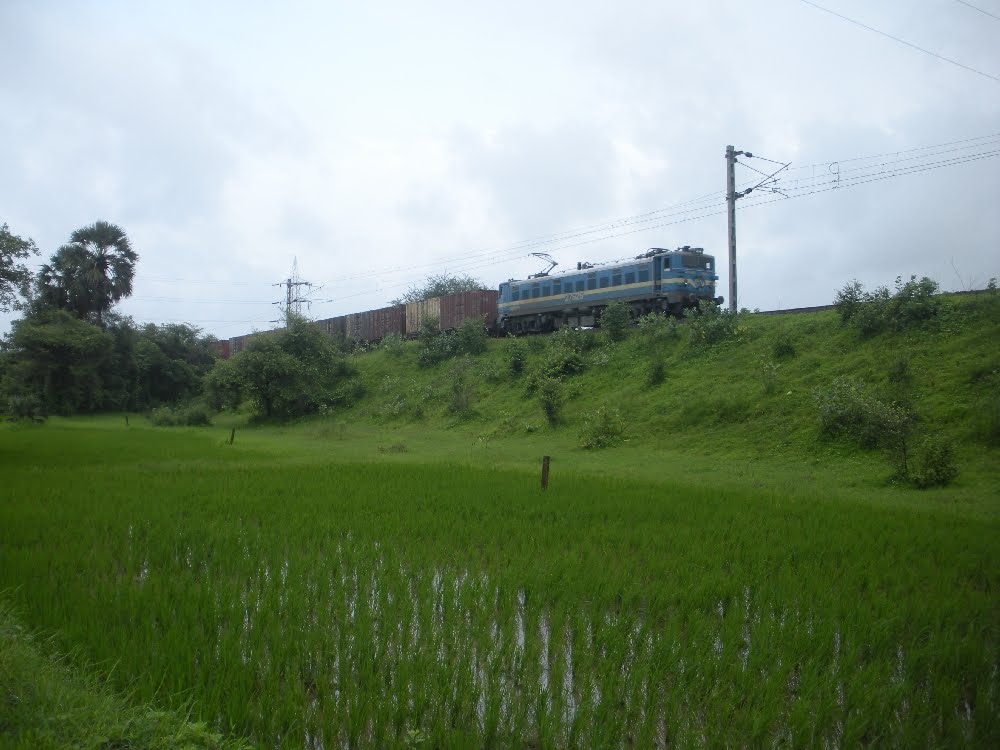 Train passing through Chikhle, Ашт