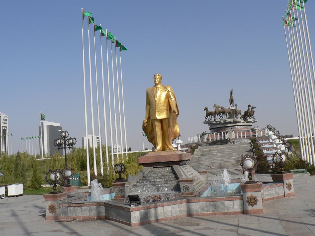 Statute of Saparmurat Niyazov in 10 Yul parki, Ашхабад