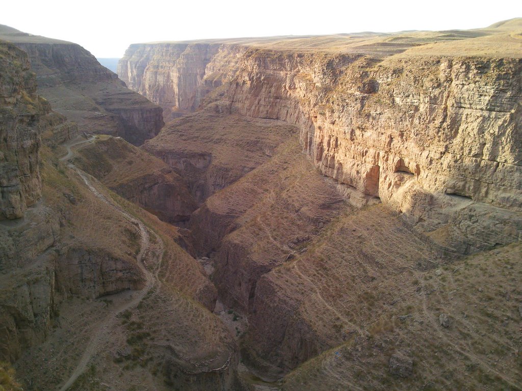 دره ای عمیق در  منطقه ی قله زو کلات, Душак
