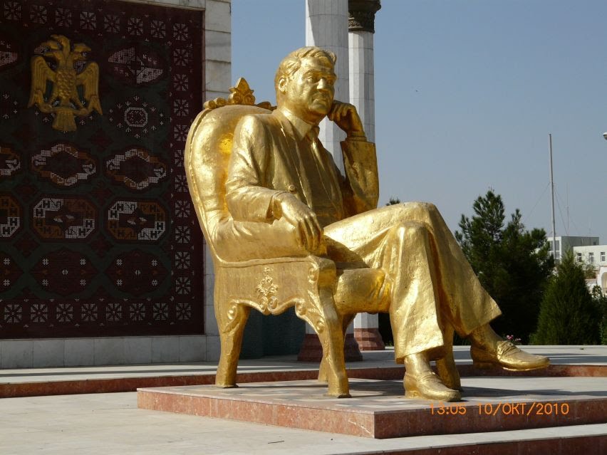 Мары, памятник Великому Сапармураду Туркменбаши, Мары