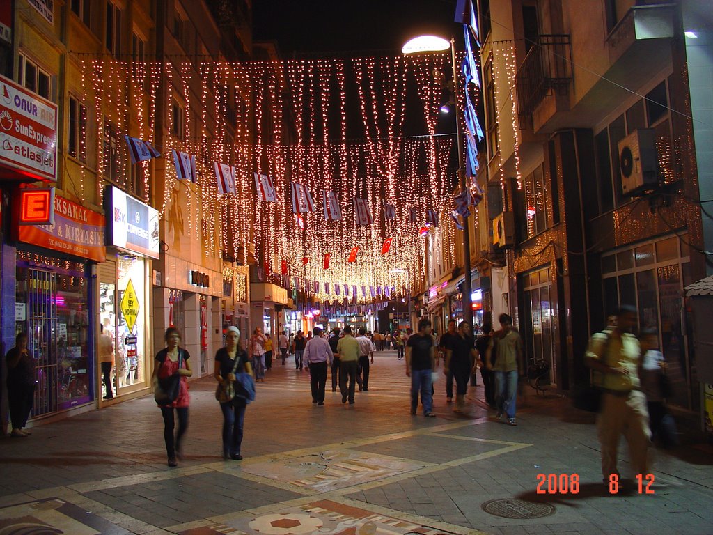 Bir çarşıda gece görünümü, Trabzon, Трабзон