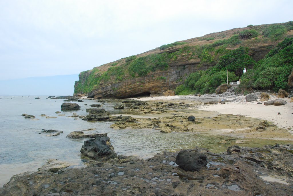 Cliffs, beaches and benches in Ly Son Island, Vietnam, Кан-То