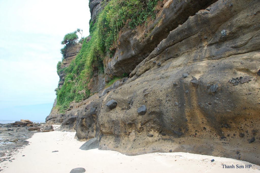 Vách đứng cấu tạo bằng đá phun trào núi lửa bazan ở đảo Lý Sơn, Кан-То
