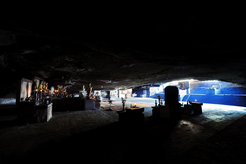 Hang dài 24 m, trần hang cao 3,2 m, diện tích 480 m²., Кан-То
