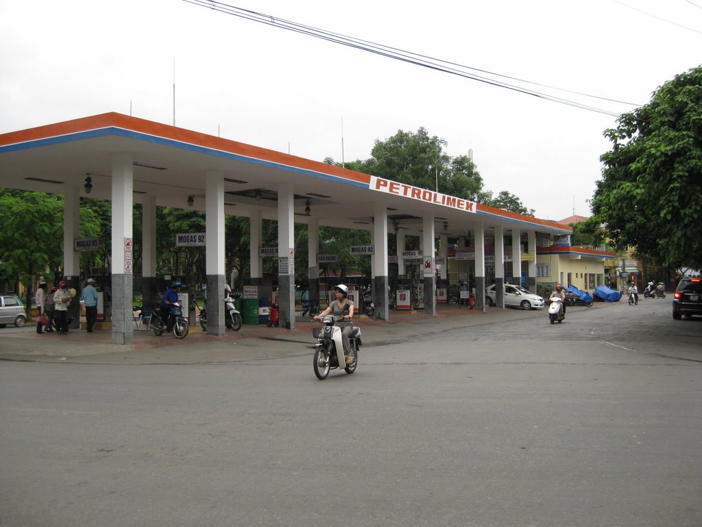 Cây xăng trung tâm - The centre gasoline filling station, Хайфон
