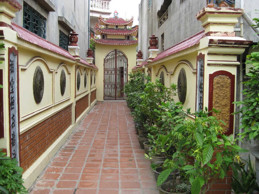 Cổng nhà thờ họ Phạm - The gate to Pham Family temple, Хайфон