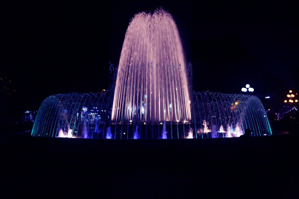 Đài phun nước ban đêm ở trung tâm thành phố Hải Phòng, Хайфон