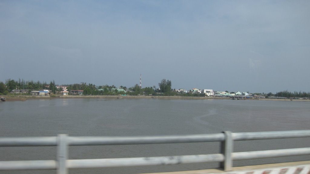 Thị trấn Duyên Hải nhìn từ Cầu Long Toàn, Нячанг