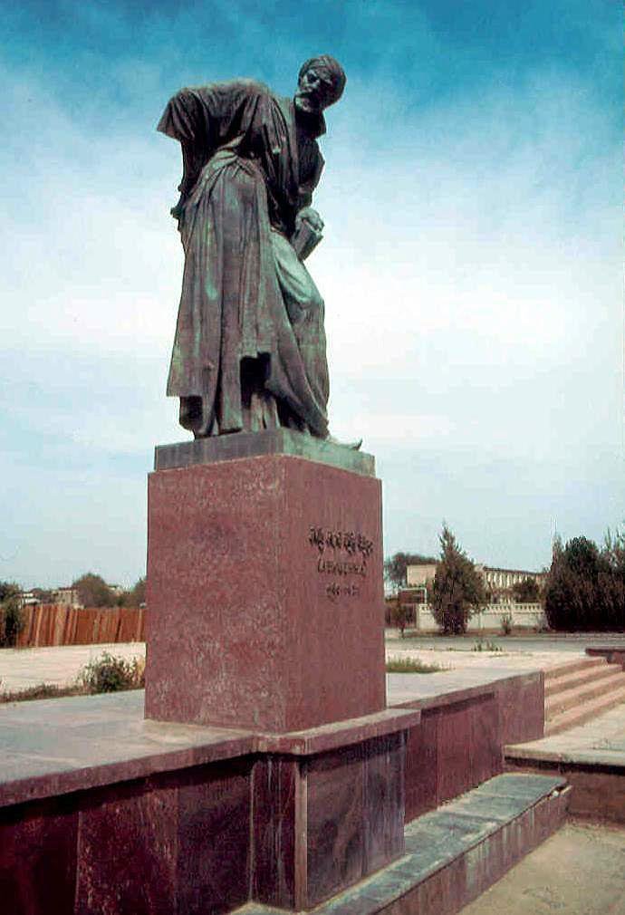 1985.04. - Buhara, Avicenna, scientific thinker statue, his original name: Abu Ali-Ibn Sina (930 - 1030) - Buhara, Avicenna, tudományos gondolkodó szobra eredeti neve: Abu Ali-Ibn Sina (930 - 1030), Бухара