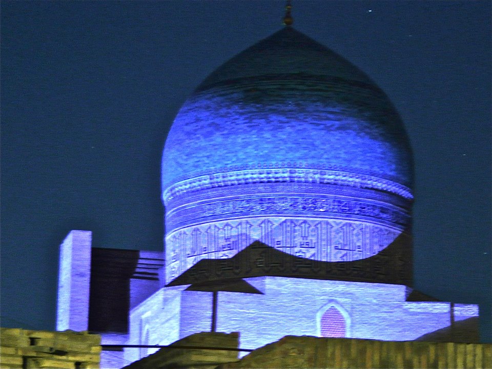 Boukhara : Coupole turquoise de la mosquée Kalan illuminée, Бухара