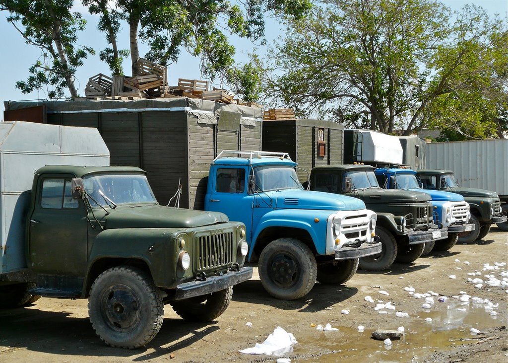 Boukhara : Marché principal, de solides camions, Бухара