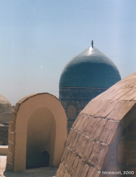 Chor-Bakr - roof of mosque complex / Kopuły na dachu kompleksu nekropolii Czor-Bakr, Каракуль
