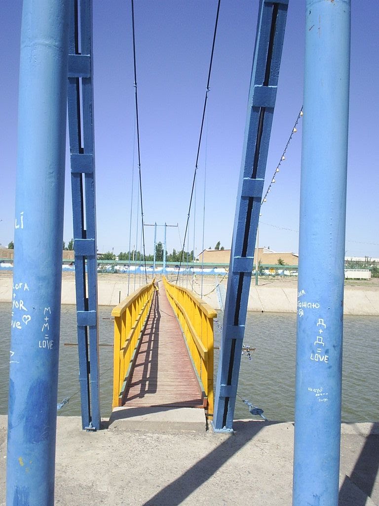 Jizzax, naprotiv Pianaja Gora podvesochnyj most cherez Reku"Sanzar", Джизак