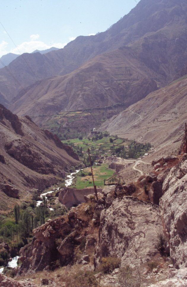Route escarpée au-dessus de Pasrud, Заамин