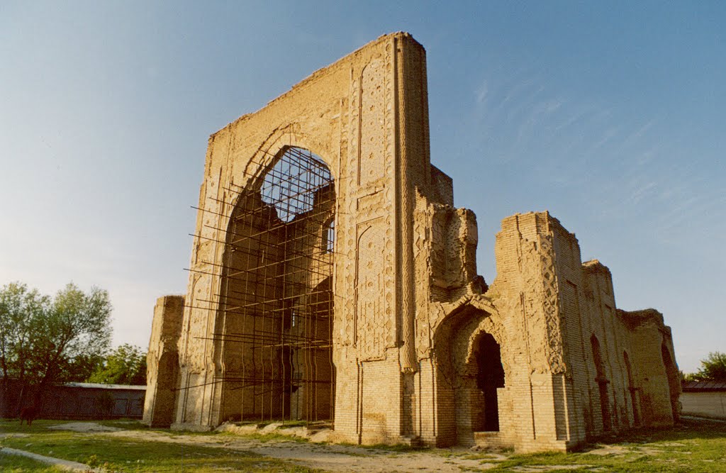 Ishrat-Khana Mausoleum, Усмат
