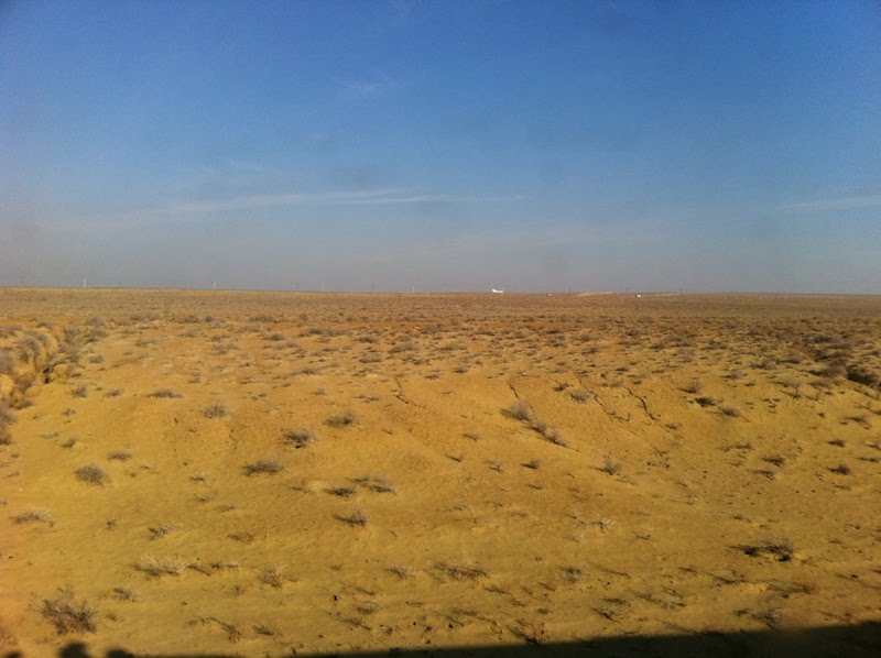 Самолёт в пустыне из окна поезда., Тахтакупыр