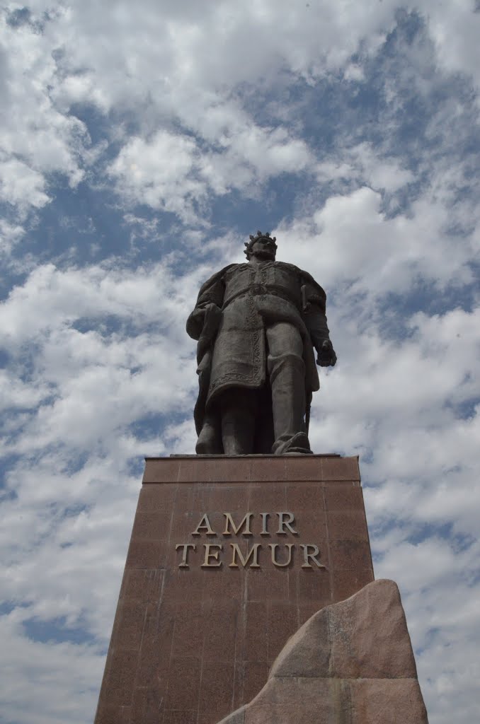 Ouzbékistan.Shahrisabz.Statue dAmir Témur (Tamerlan)., Китаб