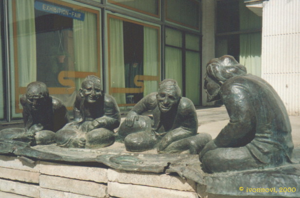 Sculpture of old men near museum / Rzeźba żywo rozmawiających starców, Самарканд