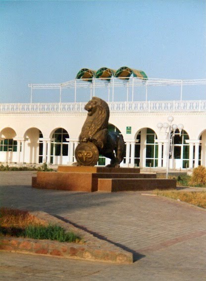 Kulturparklöwe, Термез