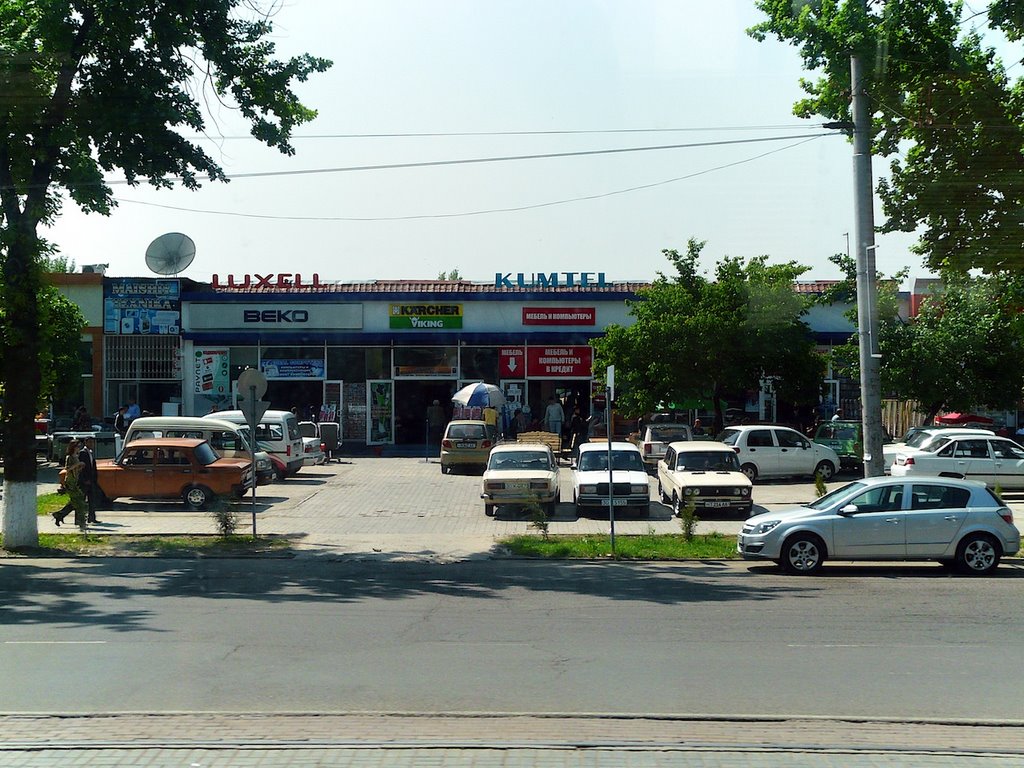 Tachkent : avenue Navoï, contre-allée et magasins délectroménager, Бахт