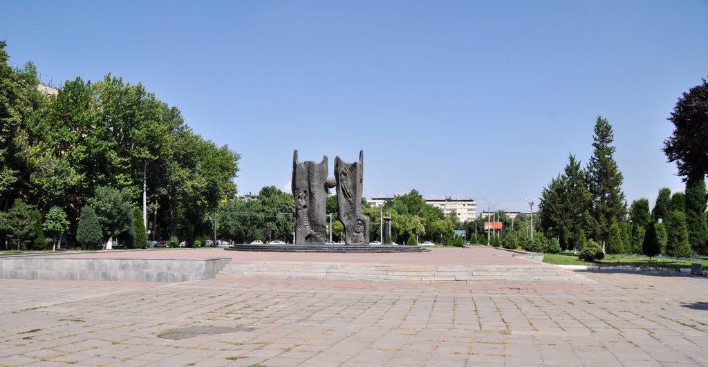 Cosmonaut Dzhanibekov Monument in Tashkent, Uzbekistan., Верхневолынское