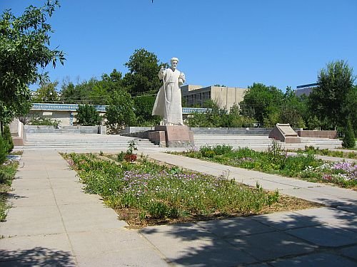 Памятник Алишеру Навои, Гулистан