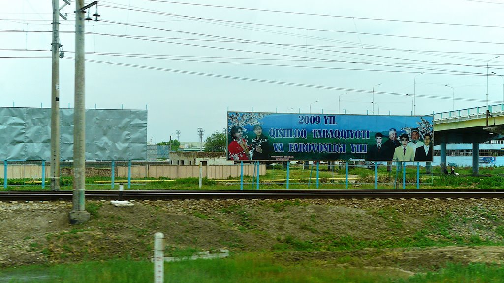 Guliston : voie ferrée parallèle à la route M 34, Димитровское