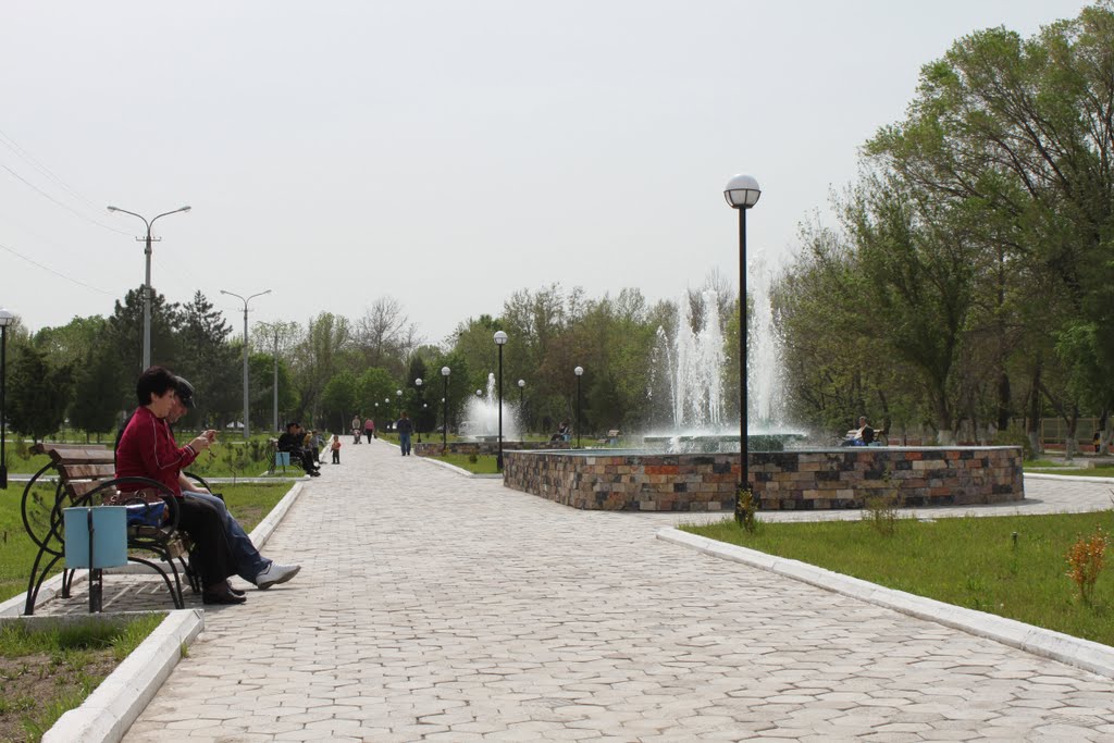 Алмалык. Аллеи с фонтанами на Центральной площади, Алмалык