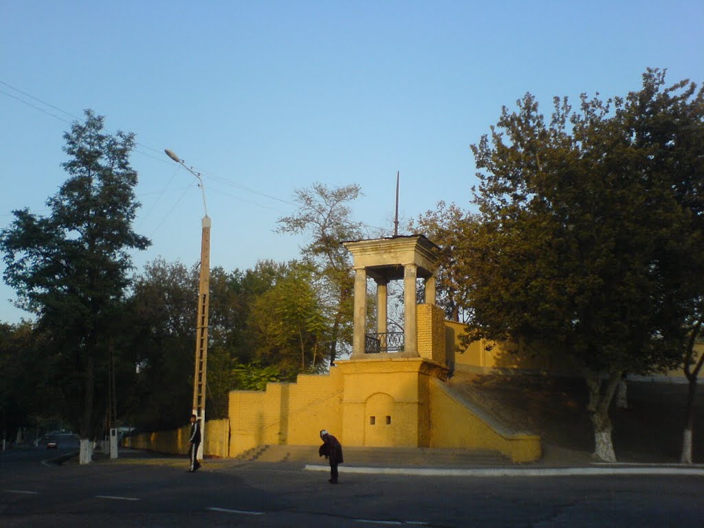 У центрального входа на стадион "Металлург", Алмалык