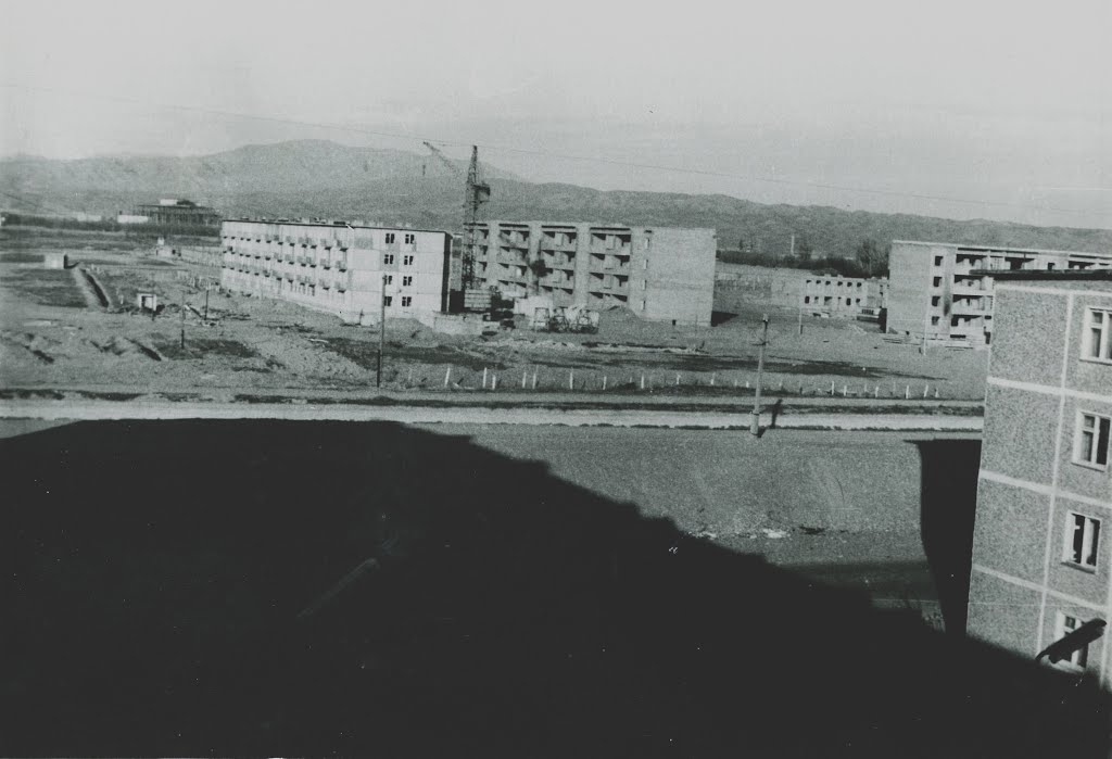 Вид на горы за металзаводом весной 1977 года из окна дома № 20 в 11 микрорайоне., Бакабад