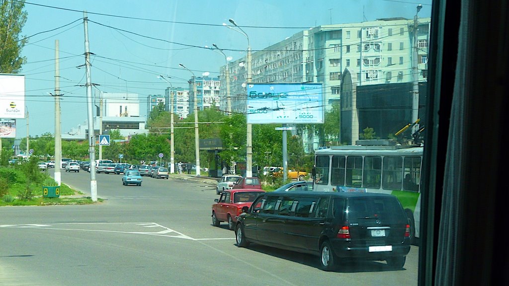 Tachkent : scène de rue, Mercedes XXL de location destinée aux cérémonies de mariage, Келес