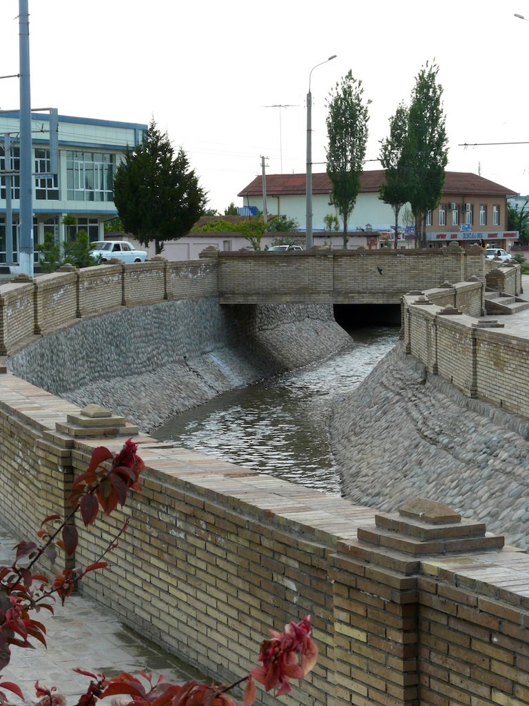 Tachkent : le canal Kalikase près de lInstitut Al Boukhari, Келес