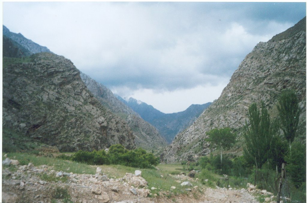 The beginning of Valley going to Kyrgyzstan, Учкуприк