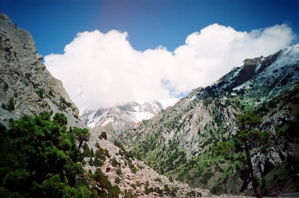 Dugoba, Zamok peak in clouds (view down, N), Учкуприк